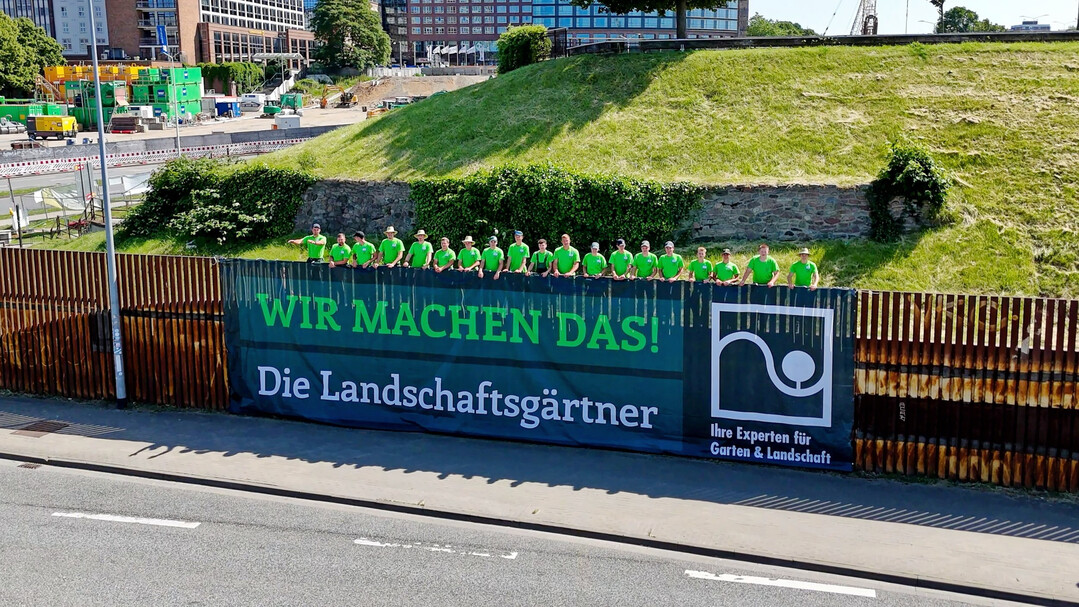 Die Hauptstrae entlang des Rostocker Stadthafens schmckte am 20. und 21. Juni ein werbewirksames Banner im Groformat