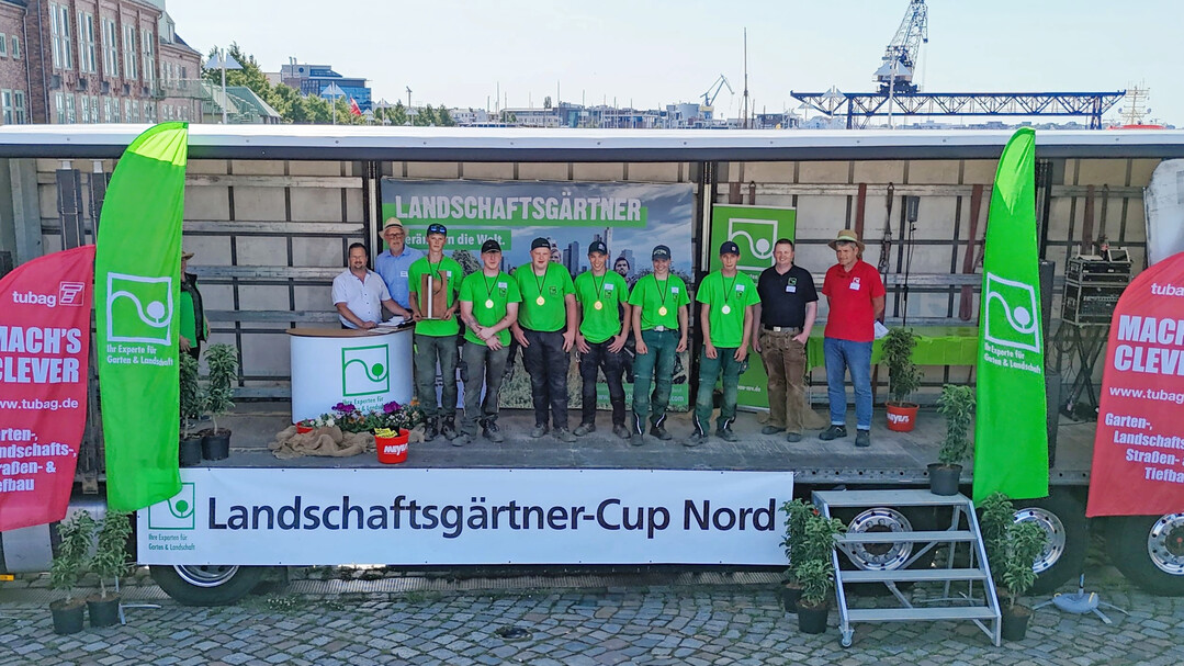 Das sind die besten Nachwuchs-Landschaftsgrtner des Nordens: die neuen Landesmeister Mecklenburg-Vorpommerns, Leander Krger und Florian Kreft, die Landessieger der Metropolregion Hamburg, Henri Schneider und Tom-Vincent Beyer, und die Cup-Gewinner und neuen schleswig-holsteinischen Landesmeister Ella Mainhardt und Phil Schneider (v.l.n.r.)