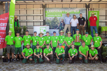 20 Nachwuchstalente des norddeutschen Garten- und Landschaftsbaus gärtnerten, hämmerten, maßen und manövrierten beim Berufswettkampf „Landschaftsgärtner-Cup Nord“ um die Wette.