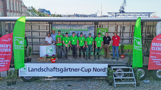 Das sind die besten Nachwuchslandschaftsgärtner des Nordens: Die neuen Landesmeister Mecklenburg-Vorpommerns, Leander Krüger und Florian Kreft, die Landessieger der Metropolregion Hamburg, Henri Schneider und Tom-Vincent Beyer, und die Cup-Gewinner und neuen schleswig-holsteinischen Landesmeister Ella Mainhardt und Phil Schneider (v.l.n.r.).