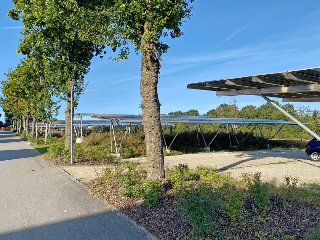 Auch dieser Parkplatz, der ganz nachhaltig fr die Energiegewinnung doppelt genutzt wird, ist extensiv mit Mineralgemisch befestigt.