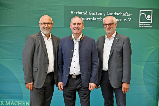 VGL-Präsident Dietmar Lindner und Geschäftsführer Prof. Rudolf Klingshirn hatten sich den bayerischen Wirtschaftsminister Hubert Aiwanger zur Mitgliederversammlung nach Nürnberg eingeladen. Der Niederbayer ist ein Garant für zünftige Stimmung.