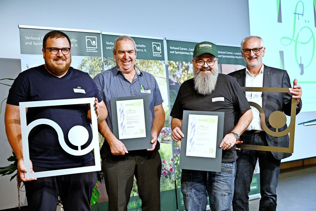 Dietmar Lindner (rechts), Prsident des VGL Bayern, bei der Wrdigung von zwei Fachbetrieben fr ihre 50-jhrige Verbandsmitgliedschaft. V.l.: Fr die Firmen nahmen Florian ttl, Inhaber des Fachbetriebs Garten- und Landschaftsbau Lorenz ttl, zusammen mit Seniorchef Martin ttl sowie Gnther Schwab, Geschftsfhrer der Schwab Rollrasen GmbH, jeweils ein Signum in Edelstahlausfhrung entgegen.