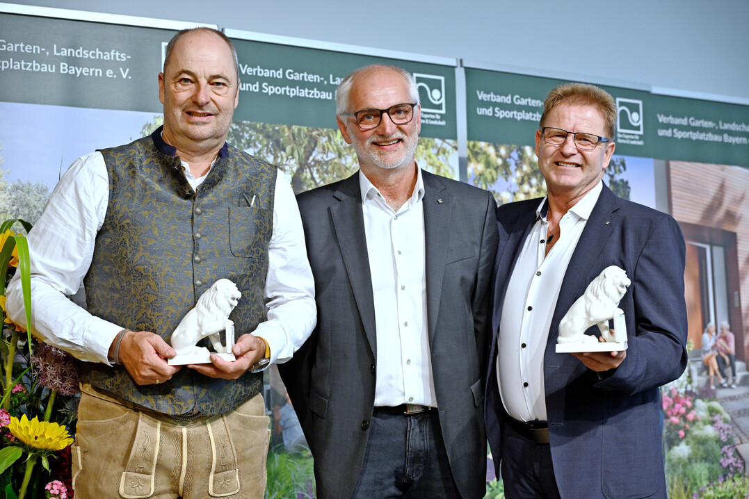 Karl Artinger (links), scheidender Vizeprsident und Schatzmeister des VGL Bayern, und Stefan Wei (rechts), ehemaliger Vorsitzender der VGL Bayern-Regionalgruppe Oberfranken, erhalten von Dietmar Lindner, Prsident des VGL Bayern, einen Bayerischen Lwen als Auszeichnung fr ihr ehrenamtliches Engagement.