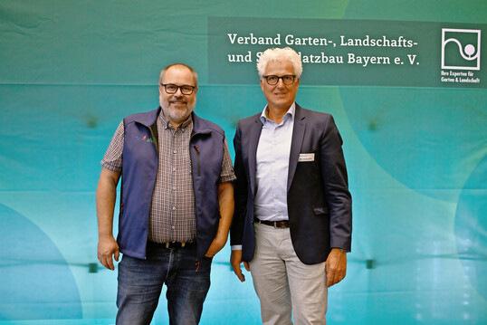 Dr. Thomas Wilms, Geschäftsführer der DEULA Bayern GmbH und Akademie Landschaftsbau Weihenstephan GmbH, informierte über den Sachstand der Bildungseinrichtungen in Freising und Martin Richter-Liebald, Geschäftsführer der Bayerischen Landesgartenschau GmbH, über den Planungsstand der weiteren bayerischen Landesgartenschauen.