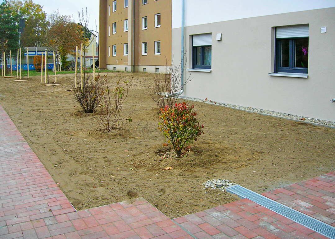 Oberflchliche Retention funktioniert zum Beispiel durch Bodenmodellierung.