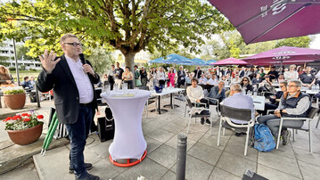  Das Abendprogramm war gesichert: Neben den Vorsitzenden der Veranstalter und Britta Behrendt (SenMVKU) begrte Gregor Beyer (MLEUV) rund 350 Gste zum traditionellen Sommerfest.


