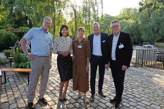 Philipp Sattler (DGGL), Britta Behrendt (SenMVKU), Lioba Lissner (bdla), Thorsten Dremel (FGL) und Gregor Beyer (MLEUV) (v. l.)