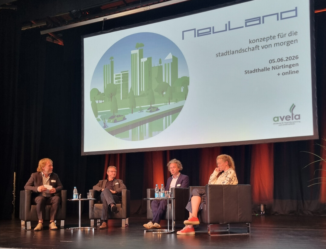 Die erste Diskussionsrunde bei der avela-Tagung (v.l.n.r.): Rainer Sachse (HfWU), Jan Riehl (Hochschule Karlsruhe), Sascha Peters (Haute Innovation), Fine Molz (Die Staudengrtnerei)
