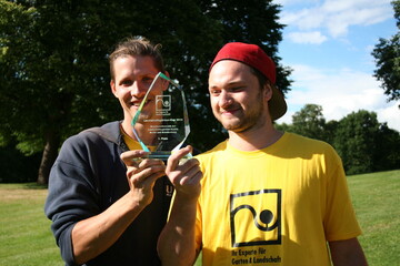 Die stolzen Sieger Marlon (links) und Nathanael mit dem Pokal!