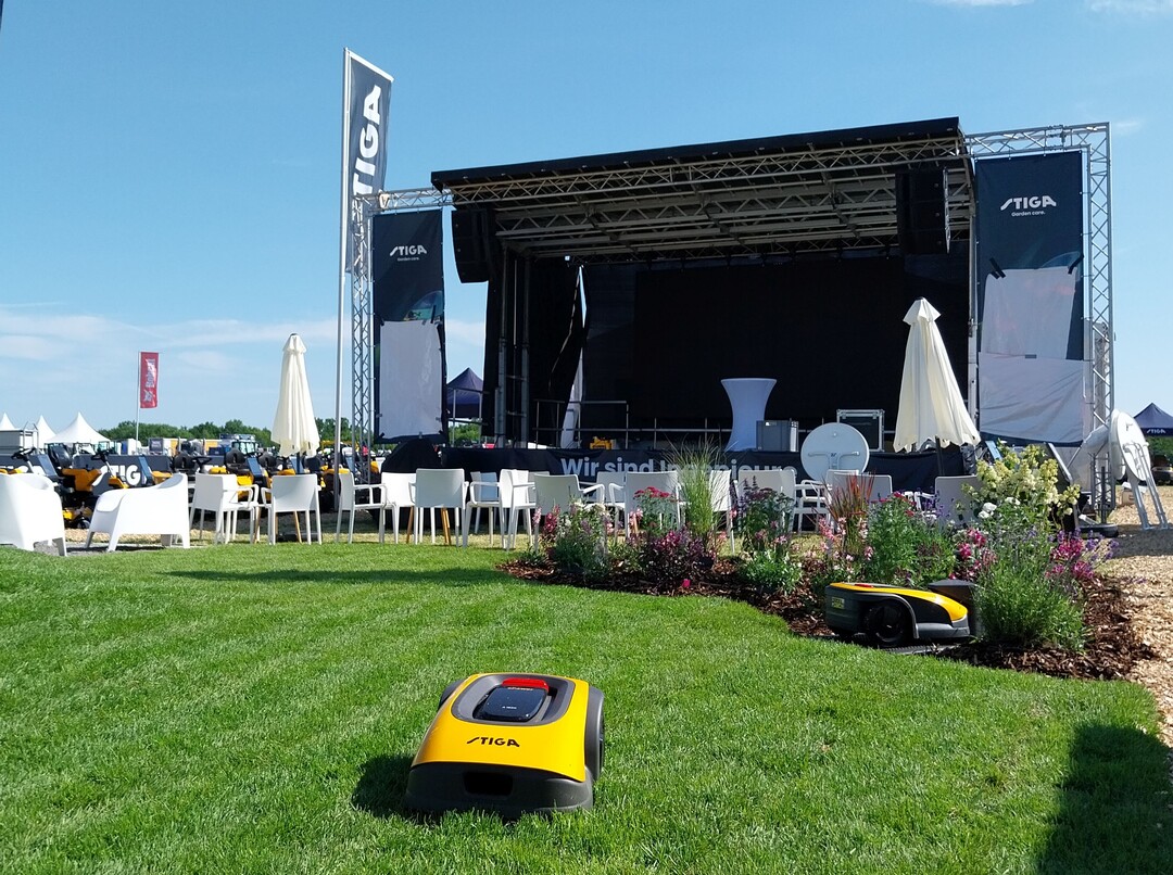 Auch bei Stiga gibt"s viel Grn und echte Pflanzen, neben und hinter dem Stand auch mit diversen (Gewinn-) Spielfeldern.