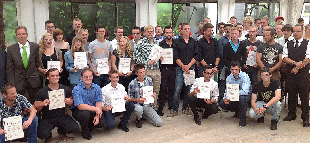 Insgesamt 79 junge Landschaftsgrtnerinnen und -grtner wurden auf einer Feier in Krefeld fr den Berufsschulbezirk Willich freigesprochen. Das Bild zeigt die Absolventen, die ihre Urkunden persnlich entgegennahmen, nebst Ausbildern. 