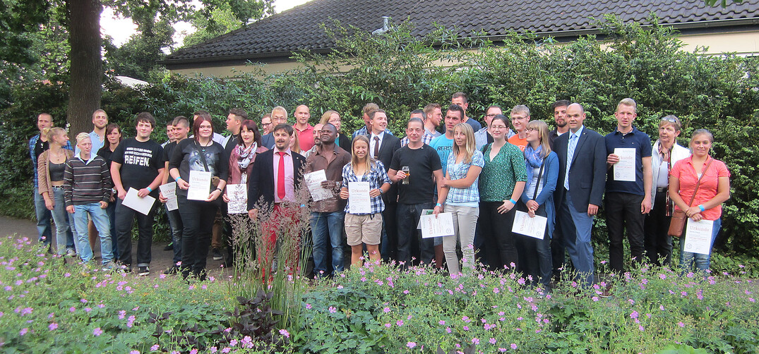 Insgesamt 94 junge Grtnerinnen und Grtner aus Duisburg, Essen, Mlheim und Oberhausen wurden im Bildungszentrum Gartenbau Essen freigesprochen. Das Bild zeigt die Absolventen, die ihre Urkunden persnlich abholten, nebst den Ehrengsten. 