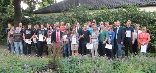 Insgesamt 94 junge Grtnerinnen und Grtner aus Duisburg, Essen, Mlheim und Oberhausen wurden im Bildungszentrum Gartenbau Essen freigesprochen. Das Bild zeigt die Absolventen, die ihre Urkunden persnlich abholten, nebst den Ehrengsten. 