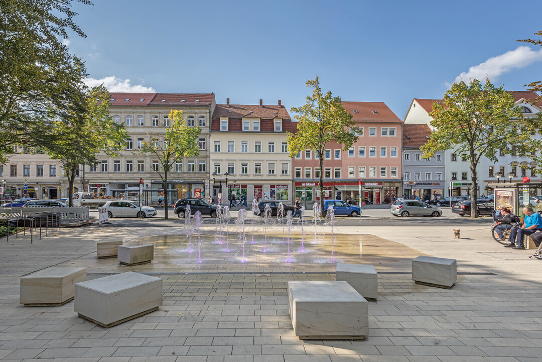   Auch Pirna: neuer Aufenthaltsbereich mit Wasserspiel und Sitzwrfeln an der Breiten Strae