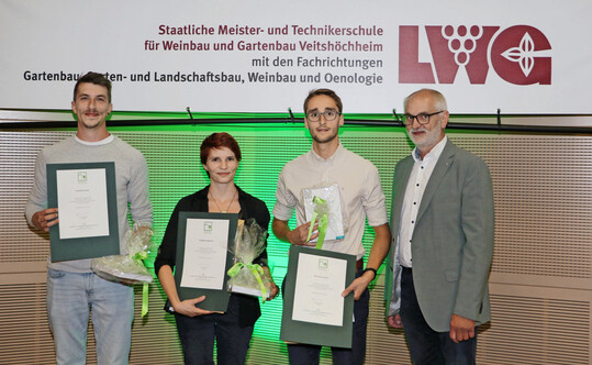 Jonathan Kroack, Elisabeth Länglacher und Kim Harter erzielten die besten Noten bei den GaLaBau-Technikern. Hierfür wurden sie von VGL Bayern-Präsident Dietmar Lindner (r.) ausgezeichnet.