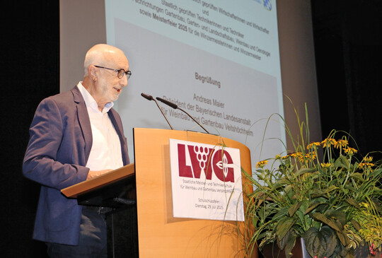 Andreas Maier, Prsident der Bayerischen Landesanstalt fr Weinbau und Gartenbau, bei der Begrung der Gste zur Schulschlussfeier in den Mainfrankenslen.