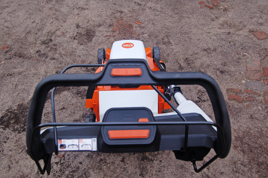 Bedienelemente und Holm bei Stihl