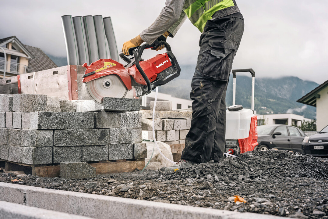 Der Akku-Trennschleifer Nuron DSH 600-22 von Hilti hat mit optimierter Trennscheibe und Wasserzufhrung die gleiche Schnittleistung wie ein Benzinmodell, aber ohne Lrm und Abgase sowie mit geringeren Vibrationen.