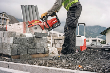 Der Akku-Trennschleifer Nuron DSH 600-22 von Hilti hat mit optimierter Trennscheibe und Wasserzufhrung die gleiche Schnittleistung wie ein Benzinmodell, aber ohne Lrm und Abgase sowie mit geringeren Vibrationen.