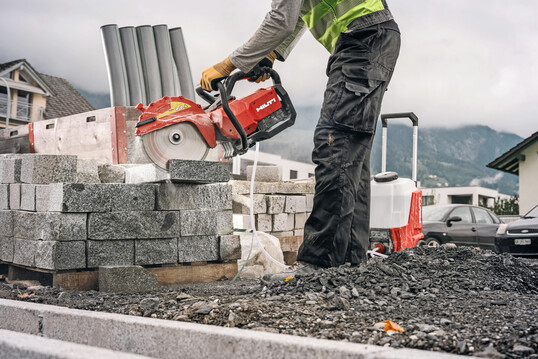 Der Akku-Trennschleifer Nuron DSH 600-22 von Hilti hat mit optimierter Trennscheibe und Wasserzufhrung die gleiche Schnittleistung wie ein Benzinmodell, aber ohne Lrm und Abgase sowie mit geringeren Vibrationen.