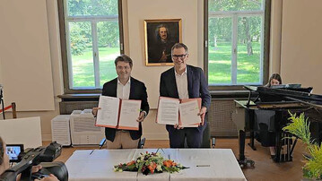 DBG-Geschftsfhrer Dr. Achim Schloemer (r.) und Oberbrgermeister Robert Reck bei der Vertragsunterzeichnung