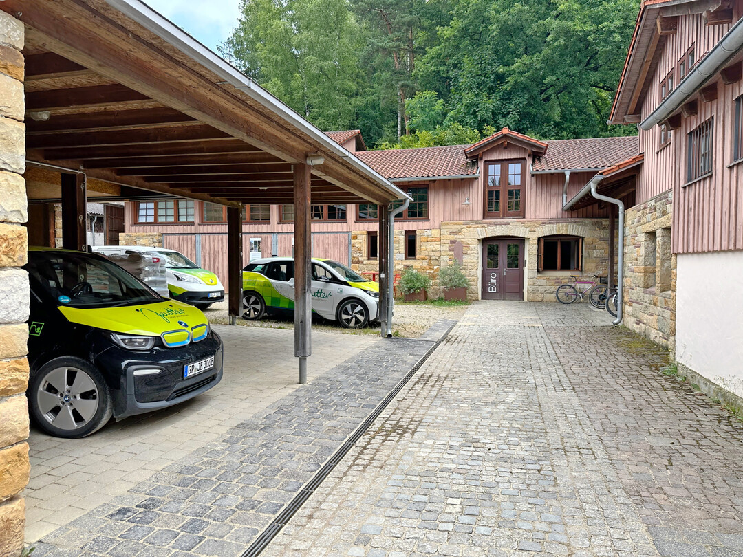 Jeutter fhrt elektrisch. Auf dem attraktiven Betriebshof parken die Pkw.
