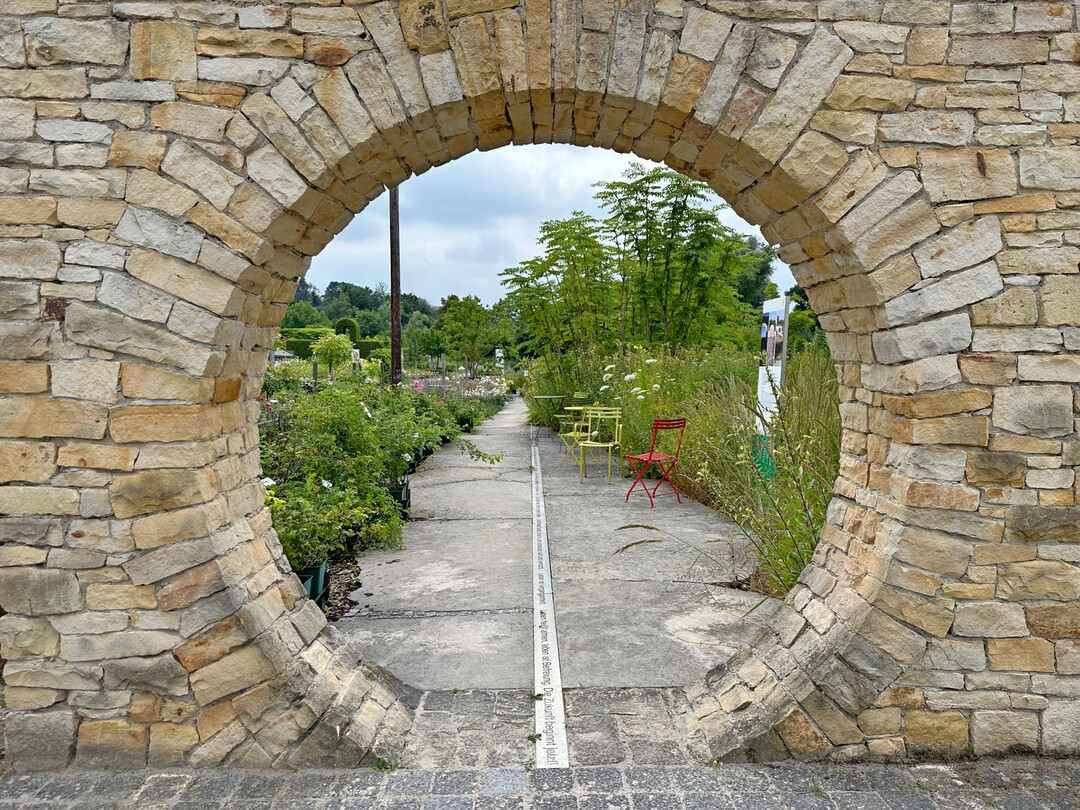 Eine beeindruckte Sichtachse durch ein Mondtor ist der Hingucker im Schaugarten.