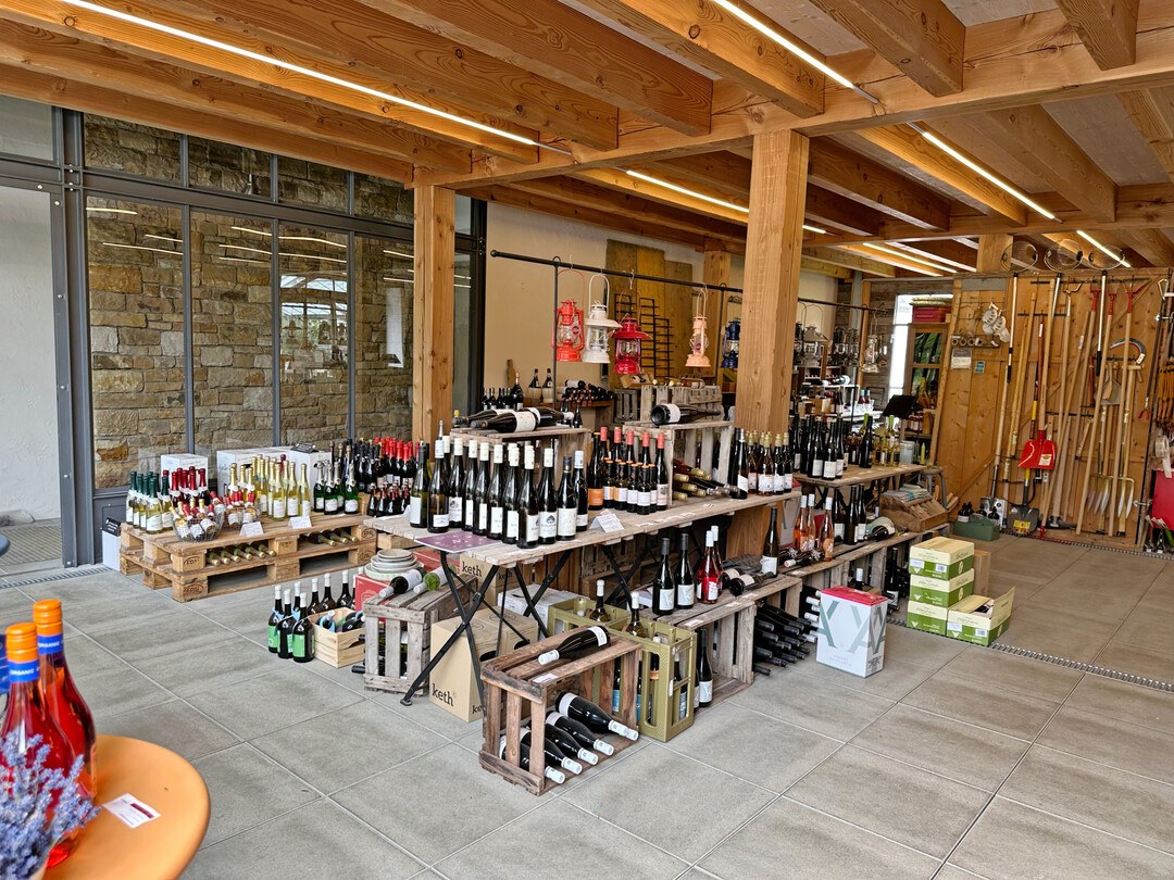 Im Laden knnen Besuchende Gartenbedarf und Spezialitten erwerben.