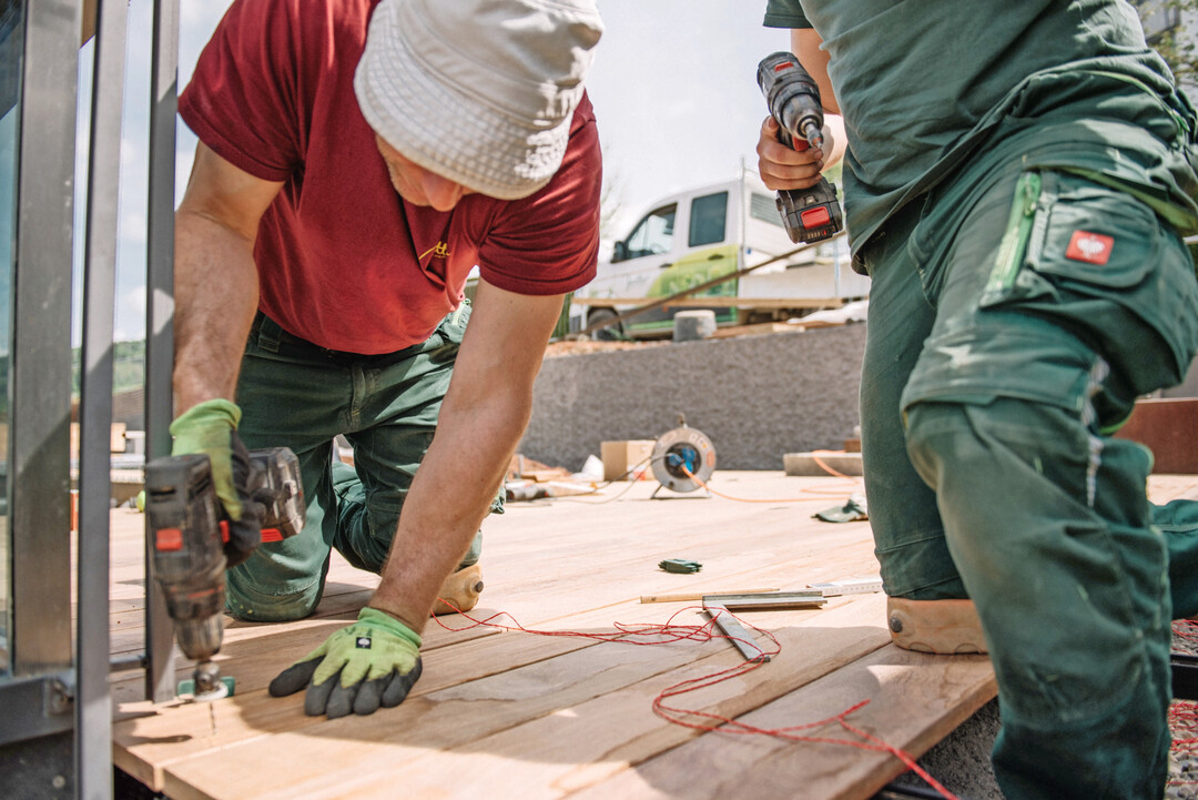 Mitarbeiter beim Bau eines Holzdecks