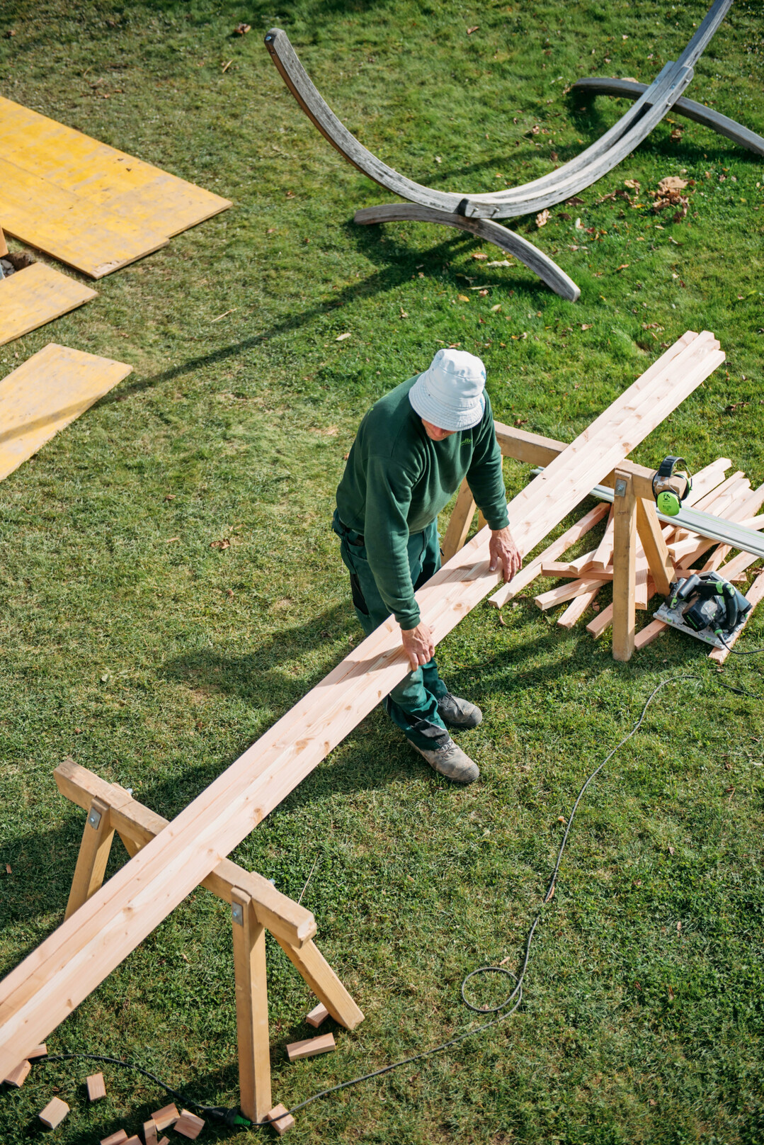 Mitarbeiter beim Bau eines Holzdecks