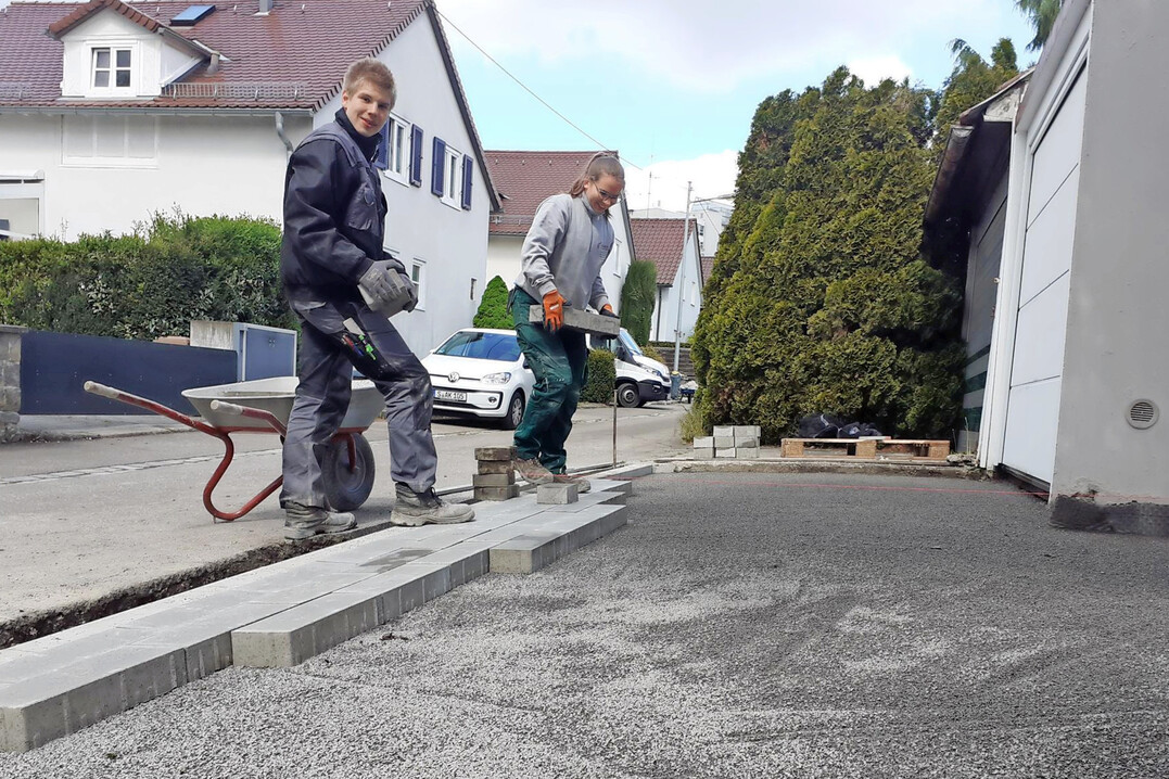 Die Jungs packen bei den Auftrgen krftig mit an. 
 