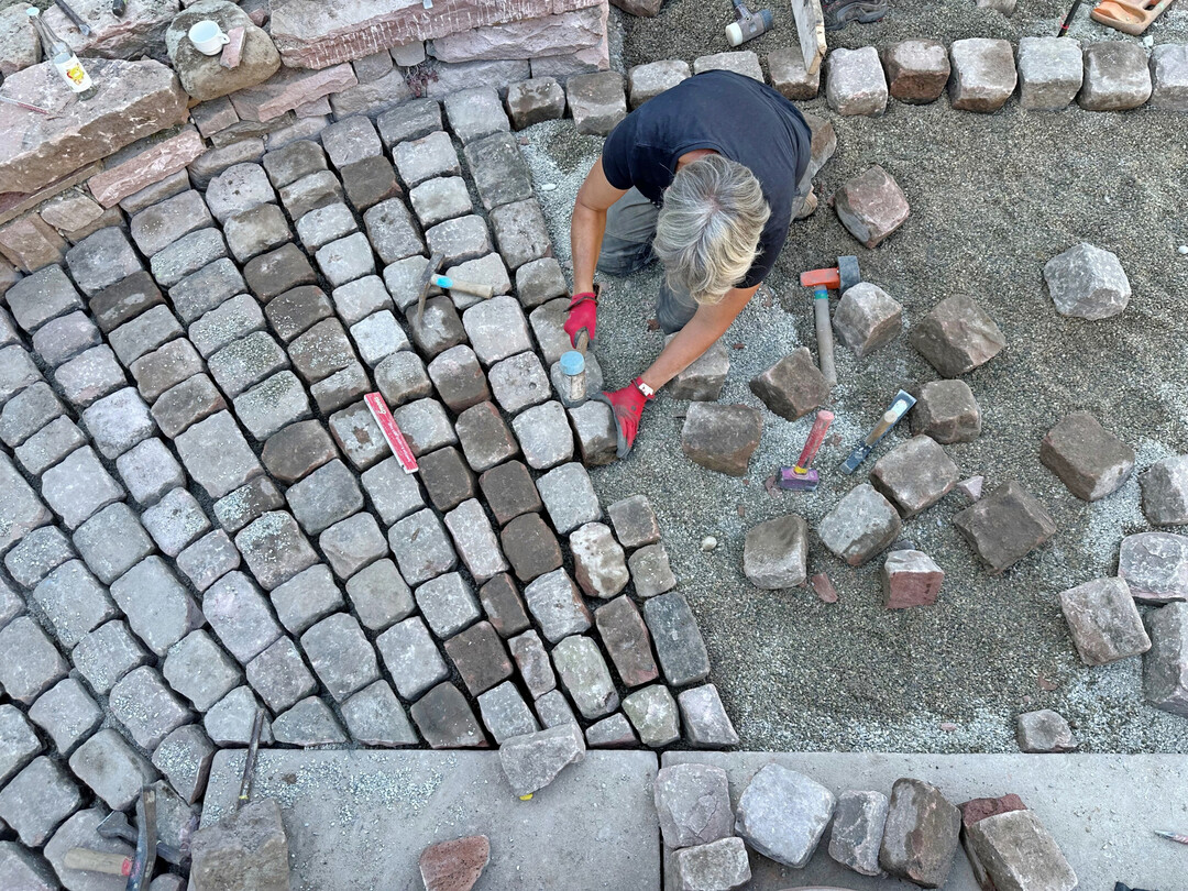 Ein gepflasterter Kreuzweg steht im Zentrum der Neuanlage.