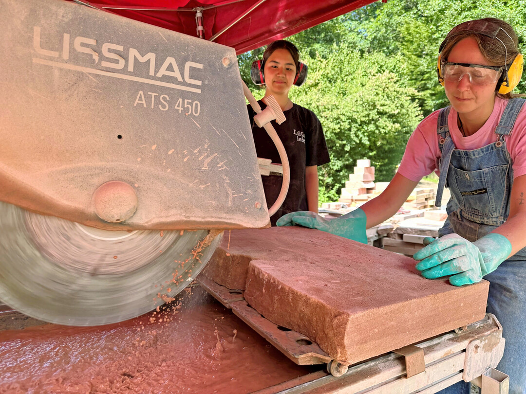 Die groen Buntsandsteinplatten wurden vor Ort geschnitten.