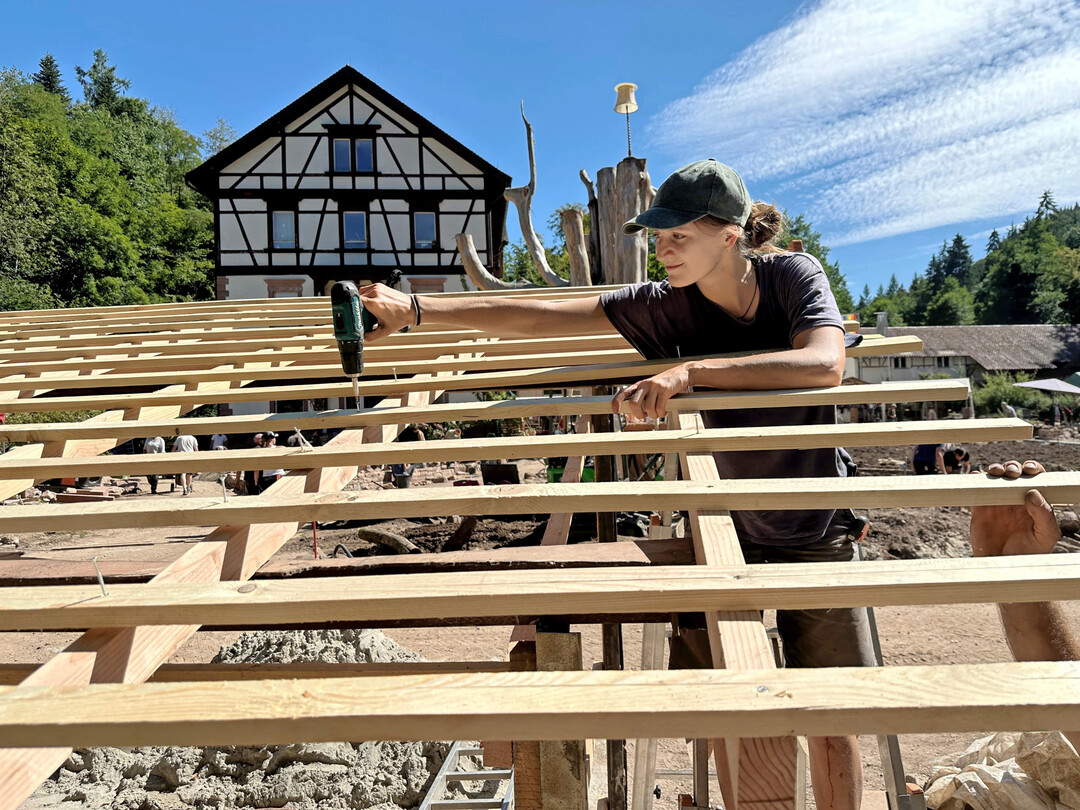 Und spter mit historischen Dachziegeln eingedeckt.
