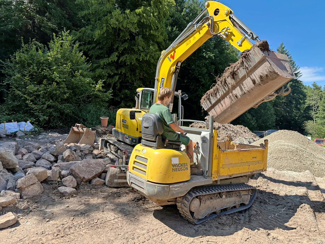 Mit Dumper und Bagger wurde der Boden auf der Baustelle wieder verfahren.