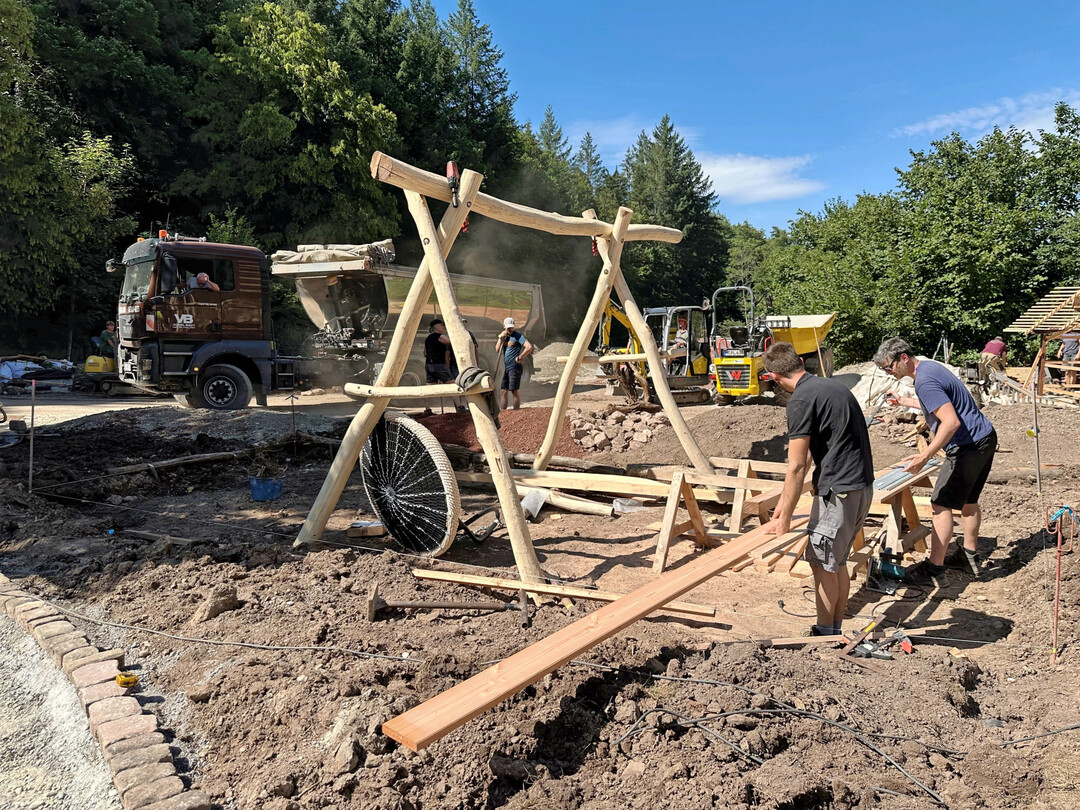 Auch die Schaukelanlage wurde erst am vorletzten Tag fertig.