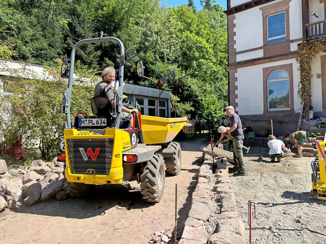 Whrend Andreas Raschke neues Material heranschaffte.