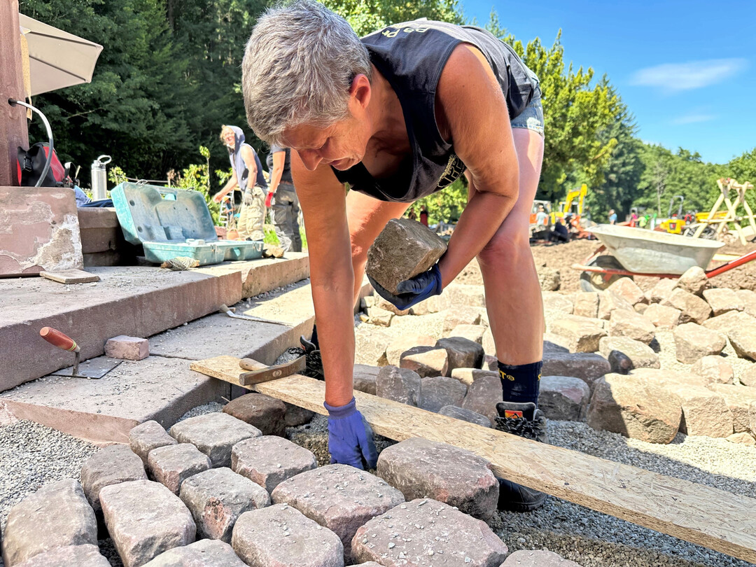 Auch BGL-Vize Pia Prger legte selbst Hand an.