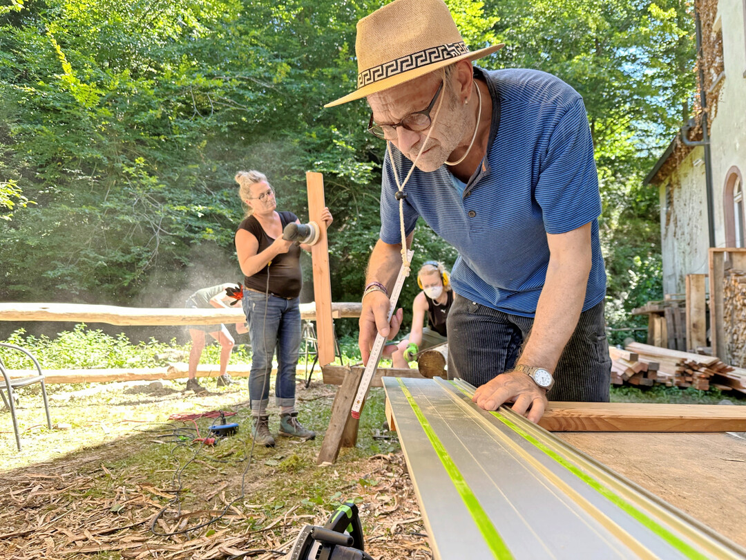 In der Freiluft-Holzwerkstatt entstanden die Baustelle fr Sitzmbel, Holzhaus und Spielgerte