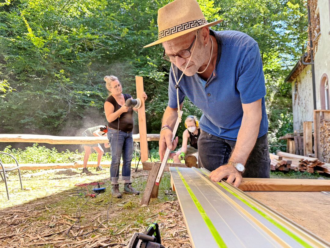 In der Freiluft-Holzwerkstatt entstanden die Baustelle fr Sitzmbel, Holzhaus und Spielgerte