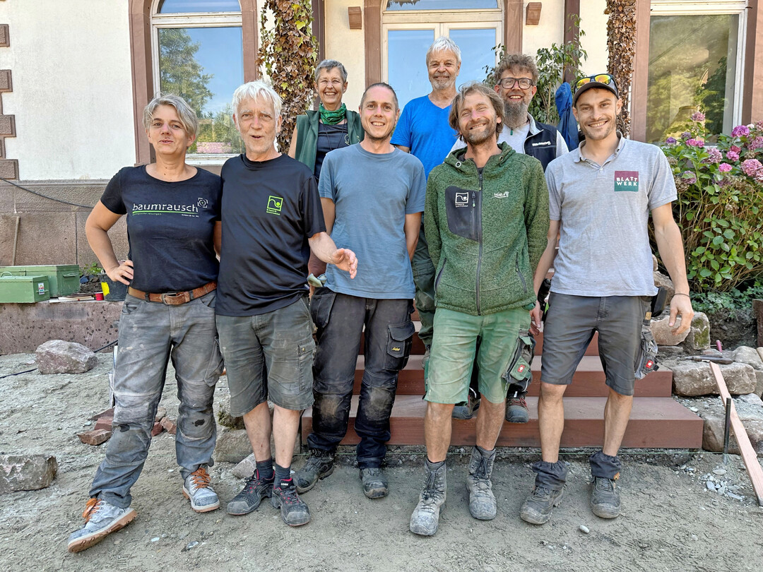 Auch die Verbandsbetriebe zeigten Flagge: Wiebke Mestemacher (Baumrausch/Bremen), Jrg Deimling (Theinland-Pfalz), Pia Prger (Bayern/Baden-Wrttemberg), Felix Pilgrim (Beck Gartenbau/Hessen), Joachim Flubacher (Baden-Wrttemberg), Andreas Raschke (InGaLa/Baden-Wrttemberg), Sven Kalinowski (RKA Gartenspiel/Biedersachsen) und Philipp Stark (Blattwerk/Baden-Wrttemberg) (v.l.)