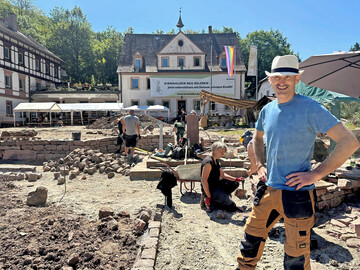 Das Wohn- und Kulturprojekt Kirnhalden war Gastgeberin fr das BaseG-Sommercamp 2025. Chris Blanke hatte zusammen mit der VoKo die Organisation vor Ort.