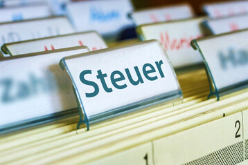 Ein Hngeregister mit der Aufschrift Steuer