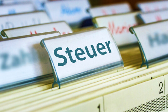 Ein Hngeregister mit der Aufschrift Steuer