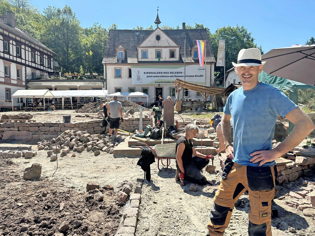 Das Wohn- und Kulturprojekt Kirnhalden war Gastgeberin fr das BaseG-Sommercamp 2025. Chris Blanke hatte zusammen mit der VoKo die Organisation vor Ort.