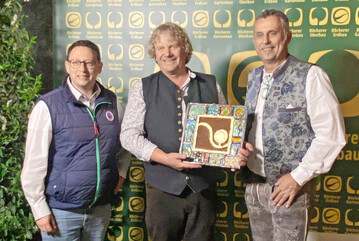 Andreas Haupert (l., VGL BW) und Jan-Dirk Sauter (r., ehemaliger Regionalvorsitzender) berreichen Markus Bcherer das Keramik-Signum des Verbands.