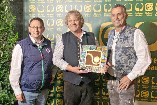 Andreas Haupert (l., VGL BW) und Jan-Dirk Sauter (r., ehemaliger Regionalvorsitzender) berreichen Markus Bcherer das Keramik-Signum des Verbands.