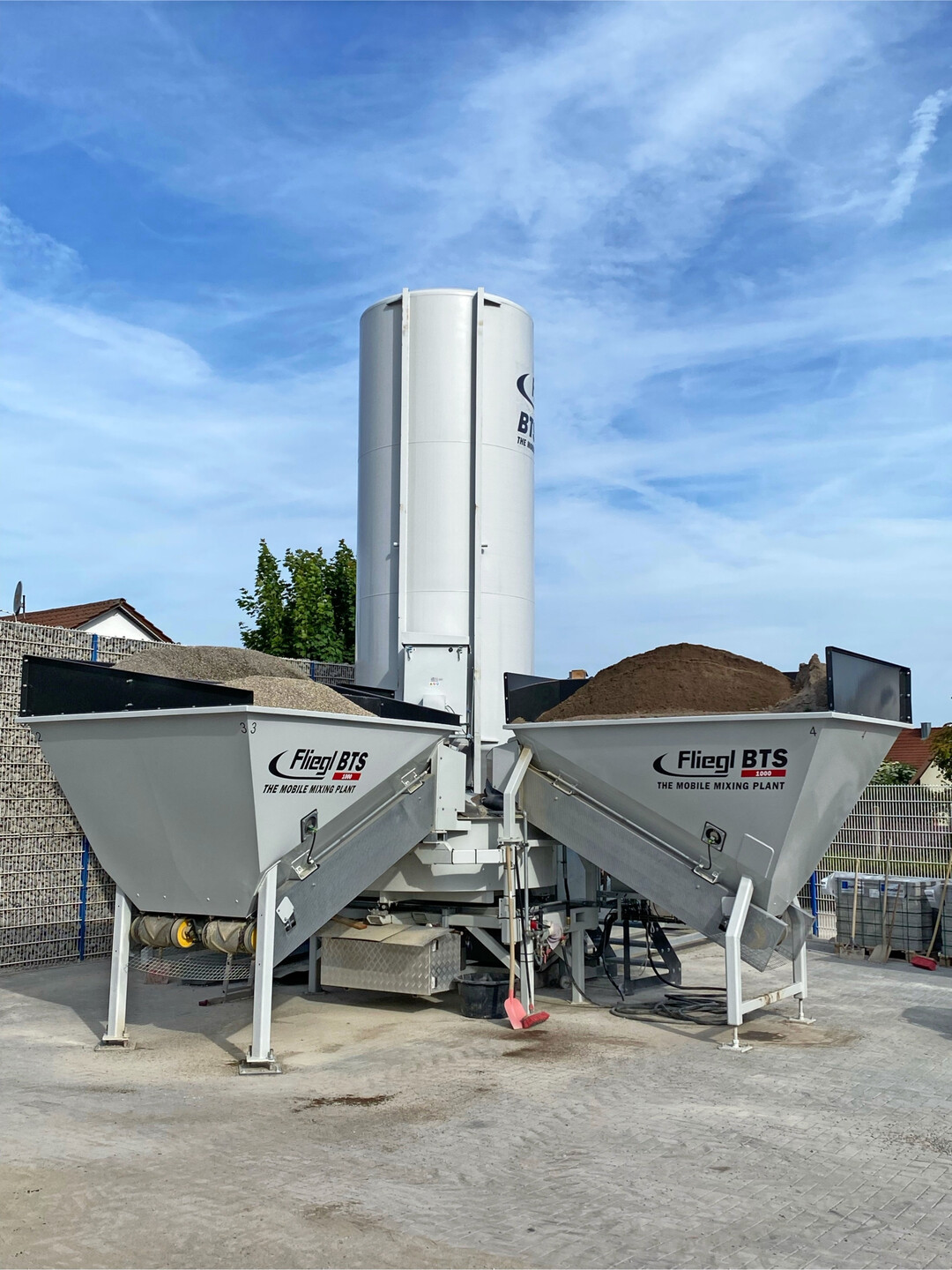 Die Betontanksteller bei Khler Rundumservice in Neuenstein. Der Dienstleister zhlt Landwirte, Gewerbebetriebe und Privatleute zu seinem Kundenstamm. Der Verkauf von Frischbeton per Selbstbedienung wird sehr gut angenommen.