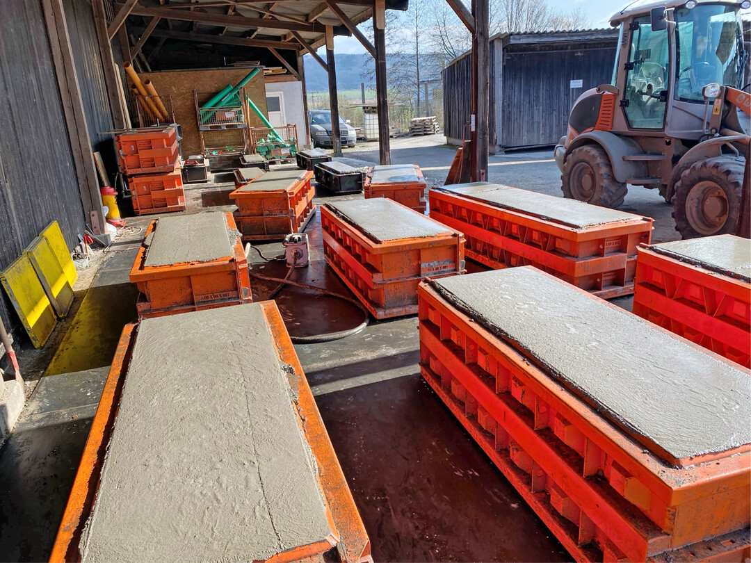 Einen betrchtlichen Teil des selbst hergestellten Betons verwendet man bei Khler Rundumservice fr die Fertigung von modularen Betonblcken. Sie werden in Landwirtschaft und Industrie vermarktet.